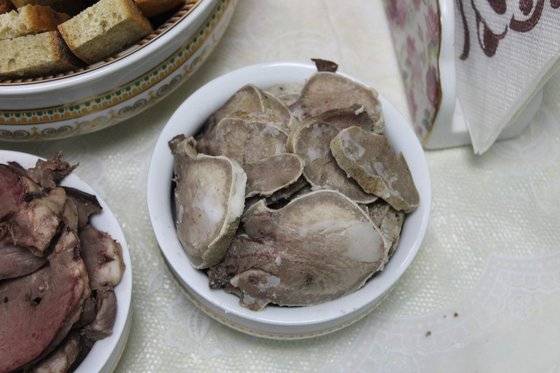 순록혀 요리. 순록유목민들이 가장 좋아하는 부위다. ‘인니’라는 혀요리는 만들기도 쉽고 맛이 좋기 때문이다.[사진 한국해양수산개발원]