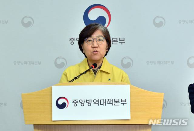[청주=뉴시스]강종민 기자 = 정은경 중앙방역대책본부장(질병관리본부장)이 6일 오후 충북 청주 질병관리본부에서 신종 코로나바이러스 감염증(코로나19) 국내 발생 현황을 발표하고 있다. (사진=질본 제공) 2020.04.06. photo@newsis.com