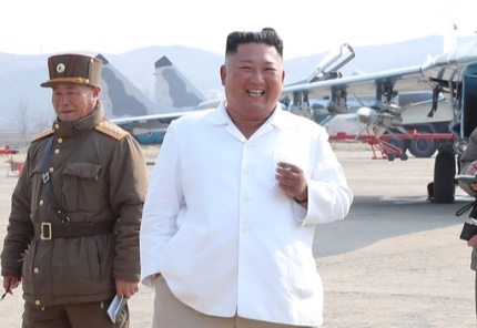 지난 12일 조선중앙통신이 보도한 김정은 북한 국무위원장(오른쪽)의 모습. 연합뉴스