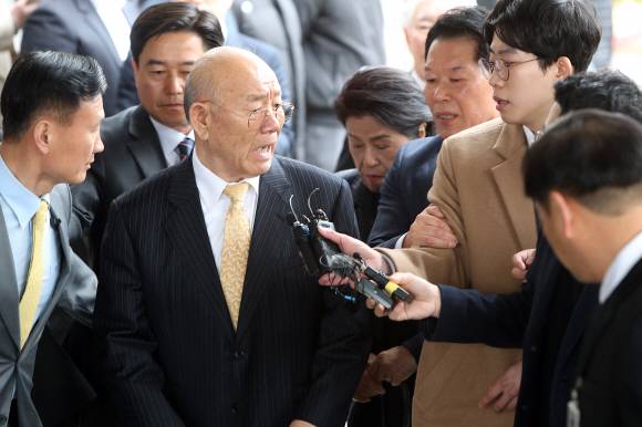 “발포 명령 부인하느냐” 묻자 발끈 - 전두환 전 대통령이 5·18 광주민주화운동이 발생한 지 39년 만에 피고인 신분으로 광주의 법정에 섰다. 11일 전씨가 광주지법에 들어서며 “발포 명령을 부인하느냐”는 취재진의 질문에 “이거 왜 이래”라고 말하고 있다. 전씨는 2017년 4월 출간한 회고록에서 5·18 당시 헬기 사격을 목격했다고 증언한 고 조비오 신부를 ‘파렴치한 거짓말쟁이’라고 비난하는 등 명예를 훼손한 혐의로 기소됐다. 광주 정연호 기자 tpgod@seoul.co.kr
