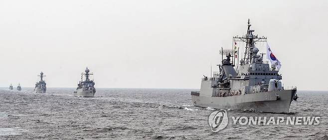해군 1함대, 동해상에서 전술 기동 훈련 (동해=연합뉴스) 해군 1함대 전투전대 기동훈련에 참여한 함정들이 지난 11일 동해상에서 진형을 형성하며 훈련하고 있다. 2019.12.12 [해군 1함대 제공.재판매 및 DB 금지] dmz@yna.co.kr