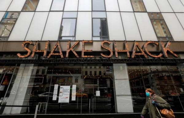 미 정부의 중소기업 대상 지원금을 받았다가 비난이 커지자 반납을 결정한 쉐이크쉑의 미국 뉴욕 매장./로이터 연합뉴스