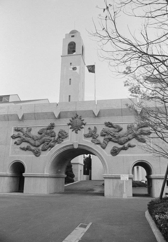 마쓰시타정경숙이 처음 문을 연 1980년의 모습.'개숙'40년을 맞은 마쓰시타정경숙은 일본을 대표하는 정치인 양성기관으로 민주당 정권 시절 정경숙 출신 총리(노다 요시히코)를 배출하는 등 주가를 높였지만, 민주당 정권의 실패와 함께 위상이 하락했다. 지나친 보수 성향과 출세지향주의가 한계를 드러냈다는 지적도 있다. [지지통신 제공]