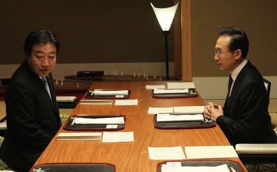 2011년 12월 일본 교토에서 만난 당시 이명박 대통령과 노다 요시히코 총리가 만찬 시작 전에 환담하고 있다. 노다 총리는 위안부 문제에 있어서 경직된 태도를 보였고, 이는 한일관계 악화의 빌미가 됐다.[중앙포토]