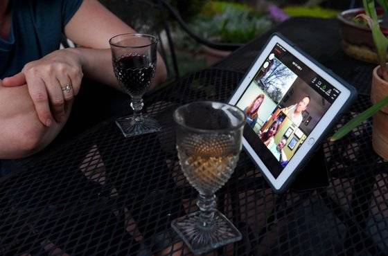 미국 전역에서 식당과 술집 영업이 제한되는 등 사회적 거리두기가 강화되자, 비디오 채팅앱으로 친구들을 만나 파티를 하는 사람들이 늘고 있다. 소셜네트워크 비디오 앱 '하우스파티'는 하루에 수십만 가입자가 늘어나는 등 급성장하고 있다. [사진 AFP=연합뉴스]