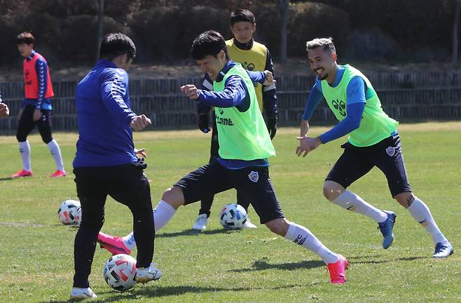 11년간 유럽무대에서 활약하다가 K리그 울산 현대로 돌아온 이청용(가운데). 울산=송봉근 기자