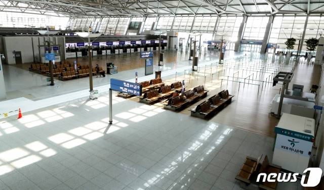 인천공항공사는 신종코로나바이러스 감염증(코로나19) 확산으로 17년만에 적자를 기록할 전망이라고 지난 23일 밝혔다. 공사에 따르면 2020년 인천공항공사의 당기순손실 규모는 163억원이다. /사진=뉴스1