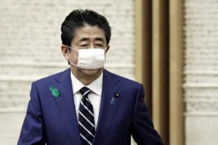 아베 신조 일본 총리가 ‘아베노마스크’를 착용한 모습. AP연합