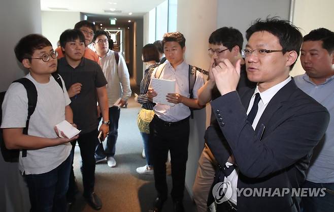 법무법인 태웅 박지훈 변호사(오른쪽 두 번째) [연합뉴스 자료사진]