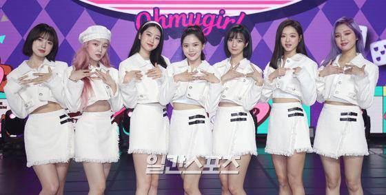 그룹 오마이걸(OH MY GIRL)이 27일 오후 일곱 번째 미니앨범 'NONSTOP' 발매기념 미디어 쇼케이스를 온라인 중계로 진행했다.오마이걸(효정, 미미, 유아, 승희, 지호, 비니, 아린) 멤버들이 포토타임에서 포즈를 취하고 있다.〈사진제공=WM엔터테인먼트〉김진경 기자 kim.jinkyung@jtbc.co.kr/2020.04.27/