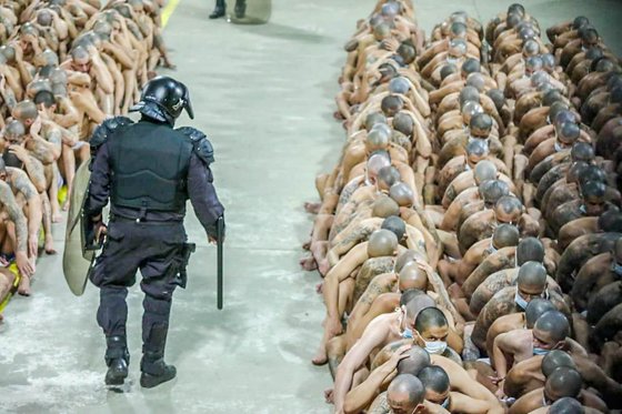 엘살바도르에 전국 교도소 봉쇄령이 내려진 지난 25일(현지시간) 이살코 교도소에서 마스크를 쓴 교도관이 수감자들을 감시하고 있다. [로이터=연합뉴스]