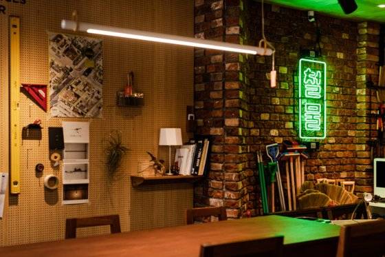 연희동에 있는 철물공구 편집숍 '정음철물.' 집수리는 물론 인테리어 상담 및 공사 진행까지 할 수 있는 '집수리 컨시어지 서비스'를 제공하고 건축 및 공간 관련 각종 클래스를 여는 신개념 철물점이다. 사진 정음철물