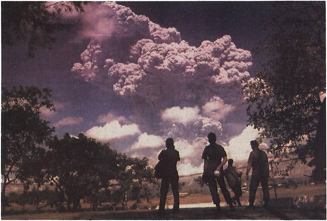 필리핀의 피나투보 화산에서 대규모 2차폭발이 있은 직후 클라크공군기지의 미군병사들이 화산재 연기 등이 뒤섞인 버섯모양의 거대한 구름을 지켜보고있다. 1991년 6월 12일 AFP
