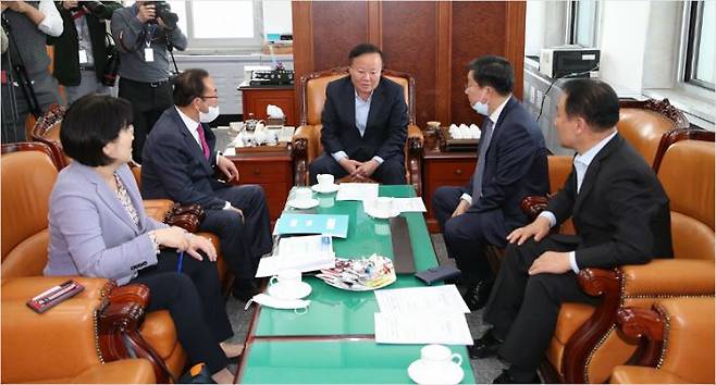 27일 국회 예결위원장실에서 김재원 예결위원장(가운데)과 여야 간사들이 긴급재난지원금 관련 추가경정예산(추경)안 논의를 위해 회동하고 있다.(사진=연합뉴스)