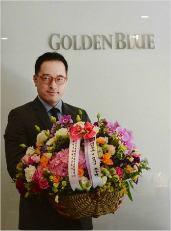 골든블루 김동욱 대표이사가 27일 ‘플라워 버킷 챌린지’에 참여하고 있다 (사진 = 골든블루 제공)