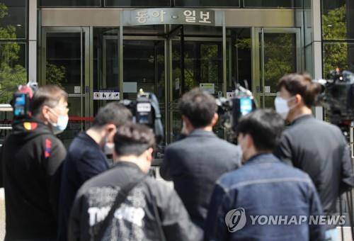 검찰 '검언유착 의혹' 채널A 압수수색 (서울=연합뉴스) 박동주 기자 = 이른바 검언유착 의혹을 수사하는 검찰이 종합편성채널 채널A 본사를 압수수색하며 강제수사에 본격 착수한 28일 서울 종로구 채널A 앞에서 취재진이 대기하고 있다. pdj6635@yna.co.kr