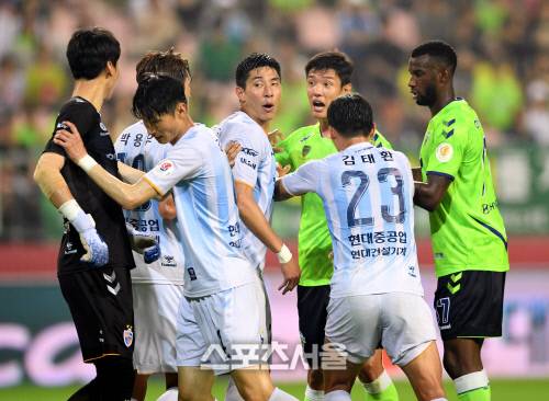 지난해 7월14일 전주월드컵경기장에서 열린 전북 현대와 울산 현대의 현대가 더비에서 전북 수비수 홍정호(오른쪽 두 번째)와 울산 수문장 오승훈(왼쪽)이 신경전을 벌이고 있다. 최승섭기자