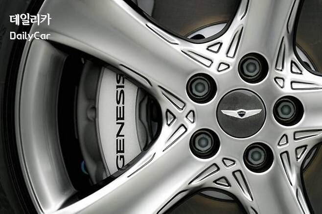 모든 부품의 디테일에 정성을 들인 인상(알로이 휠)