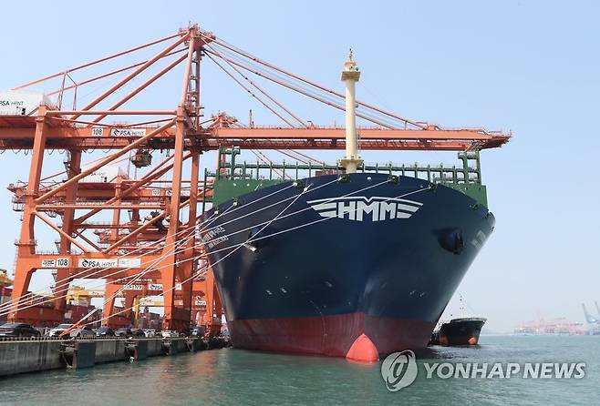 부산신항에 처음 입항한 HMM 세계 최대 컨테이너선 (부산=연합뉴스) 강덕철 기자 = 대우조선해양에서 새로 건조한 2만 4000TEU급 컨테이너선 알헤시라스 호가 29일 부산 신항 4부두에 처음 입항해 하역작업을 하고 있다.    2020.4.29 kangdcc@yna.co.kr