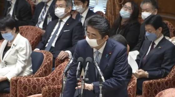 발언 중인 아베 총리로 마스크를 필수 착용중이다/사진=중의원 예산위원회 영상 캡쳐