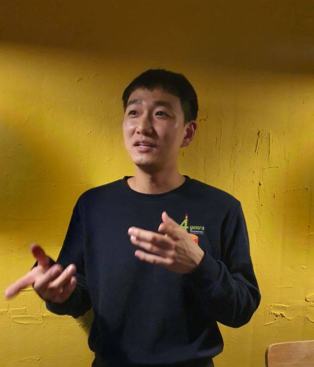 [설명=연남동에서 5년째 탬파베이 스타일의 샌드위치 바 '탬파'를 운영하고 있는 조현민(35)씨. 사진=배두헌 기자/badhoney@heraldcorp.com]