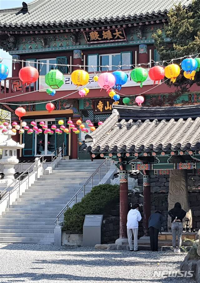 [제천=뉴시스]이병찬 기자 = 국내 30개 불교 종단이 불기 2564년 부처님오신날 봉축법요식을 5월30일로 연기한 가운데 부처님오신날을 맞은 30일 충북 제천의 조계종 한산사가 한산한 모습을 보이고 있다.2020.04.30.bclee@newsis.com