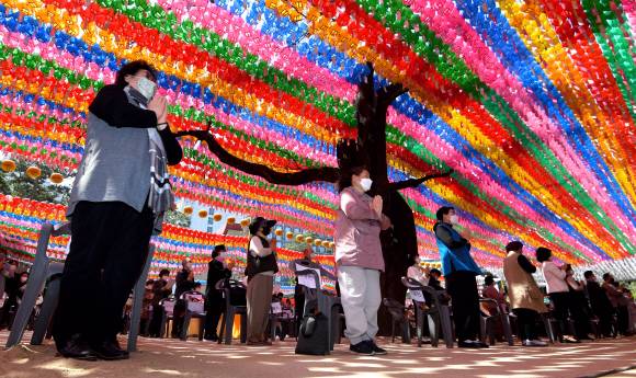 부처님 오신날인 30일 서울시 종로구 견지동 조계사에서  코로나 치유 기도회가 열리고 있다.  2020.4.30 박지환 기자 popocar@seoul.co.kr