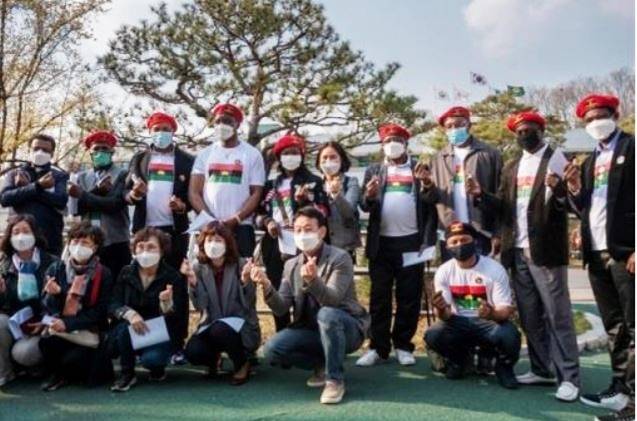 비아프라공동체 회원들이 7일 경기도 동두천시청에 손소독제 360개를 전달한 뒤 기념촬영을 하고 있다. [비아프라공동체 제공]