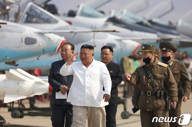 (평양 노동신문=뉴스1) = 김정은 북한 국무위원장이 서부지구 항공 및 반항공사단 관하 추격습격기연대를 시찰했다고 노동당 기관지 노동신문이 지난 4월12일 보도했다.  [국내에서만 사용가능. 재배포 금지. DB 금지. For Use Only in the Republic of Korea. Redistribution Prohibited] rodongphoto@news1.kr
