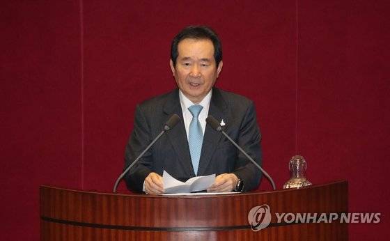 정세균 국무총리가 30일 국회에서 열린 제3차 본회의에서 2020년도 제2회 추가경정예산안 가결 후 인사말을 하고 있다. [연합뉴스]