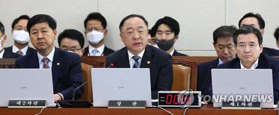 홍남기 경제부총리가 29일 오후 서울 여의도 국회에서 열린 기재위 전체회의에서 마무리 인사말을 하고 있다. 왼쪽부터 구윤철 기재부 제2차관, 홍 부총리, 김용범 제1차관. [연합뉴스]