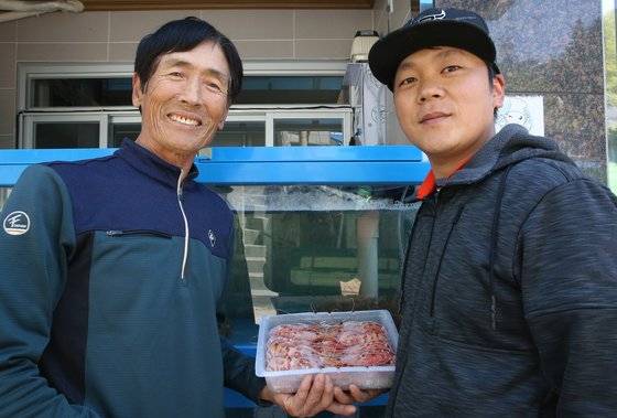 독도새우를 전문으로 다루는 '울릉새우' 김강덕 대표(오른쪽). 장인 김동수(69)씨에 이어 2대째 독도새우잡이를 하고 있다. 손민호 기자