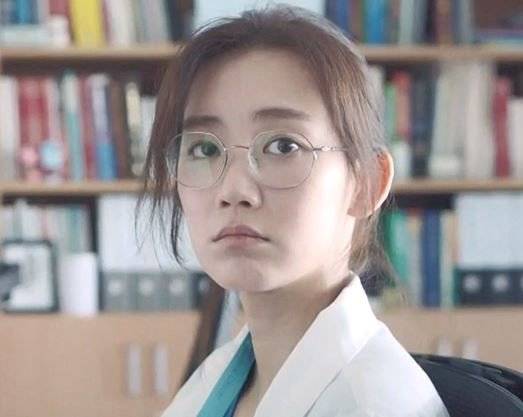 tvN 드라마 '슬기로운 의사생활'에서 무뚝뚝한 성격의 외과 레지던트 장겨울 선생 역할로 주목받고 있는 배우 신현빈이다. [사진 방송 캡처]