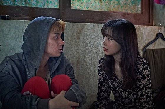 영화 '지푸라기라도 잡고 싶은 짐승들'에서 신현빈이 연기한 미란은 가정 폭력에 시달리며 빚을 갚기 위해 유흥업소에 나가는 주부다. 그는 자신을 좋아하는 조선족 청년을 만나며 180도 다른 얼굴을 보여준다. [사진 메가박스중앙플러스엠]