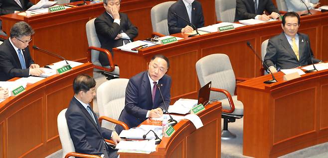 ホングナムギ経済副総理かたがた企画財政部長官が 4月 28日ソウル汝矣島国会で開かれた予算決算特別委員会全体会議で質のに返事している/ 連合ニュース