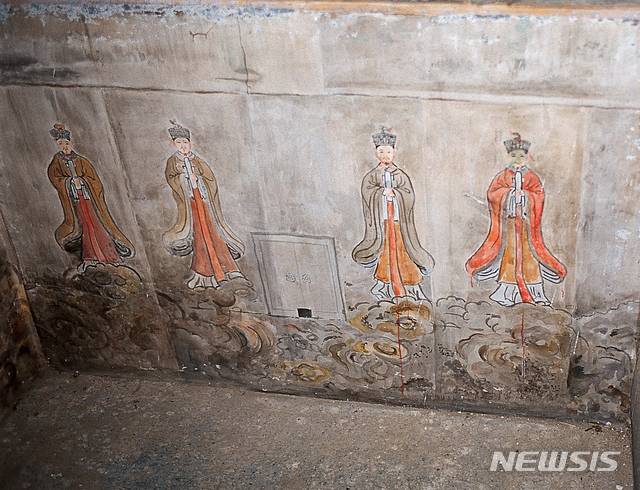 [서울=뉴시스] 개성시 오산리에 있는 고려 31대 공민왕(恭愍王)의 무덤인 현릉(玄陵)의 묘실 동쪽 벽화와 유혼혈(遊魂穴). 벽에 가로 38cm, 세로 43cm의 문이 새겨져 있고, 그 밑에 네모난 구멍을 뚫어 왕비의 무덤인 정릉(正陵)과의 연결을 표시했다. (사진=미디어한국학 제공) 2020.05.02. photo@newsis.com