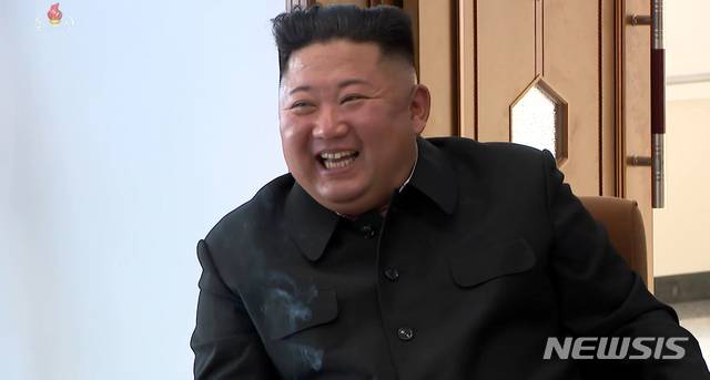 [서울=뉴시스] 북한 조선중앙TV가 2일 김정은 국무위원장이 평안남도 순천에 있는 인비료공장 준공식에 참석했다고 보도하고 있다. (사진=조선중앙TV 캡처) 2020.05.02. photo@newsis.com