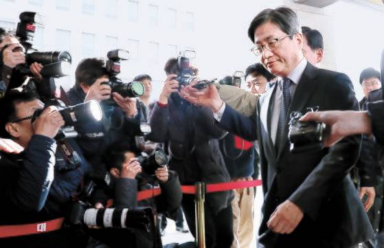 2018년 11월 20일 김명수 대법원장이 서초동 대법원으로 출근하며 법관 탄핵에 대한 취재진의 질문 공세를 받던 모습. [뉴스1]