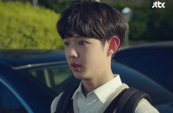 JTBC드라마 부부의 세계의 극중 중학생 이준영(전진서)은 엄마 지선우(김희애) 몰래 정신과 상담을 받다 이 사실을 들킨 후 혼난다. [JTBC 캡쳐]