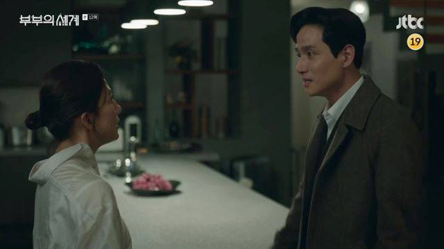 ‘부부의 세계’ 12회 엔딩 장면. 지선우와 이태오가 복잡한 심리적 갈등을 보인 후 격정적인 애정신을 선보였다. 이는 시청자들 사이에 극명한 두 가지 반응을 이끌어냈다. 사진 JTBC