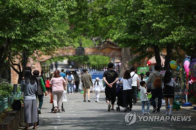 '사회적 거리두기'에서 이젠 '생활속 거리두기'로 (서울=연합뉴스) 김도훈 기자 = 완화된 사회적 거리두기 종료 예정일을 이틀 앞둔 3일 정부는 '생활 속 거리두기' 체제 전환 계획을 밝혔다.      정세균 총리는 이날 열린 중앙재난안전대책본부 회의에서 6일부터 '사회적 거리두기'를 '생활 속 거리두기'(생활방역)로 전환함에 따라 그동안 문을 닫았던 시설들의 운영을 단계적으로 재개하고 모임과 행사도 방역지침 준수를 전제로 원칙적으로 허용할 것이라고 밝혔다.      사진은 3일 서울 광진구 어린이대공원 동물원을 찾은 시민들의 모습. 2020.5.3 superdoo82@yna.co.kr