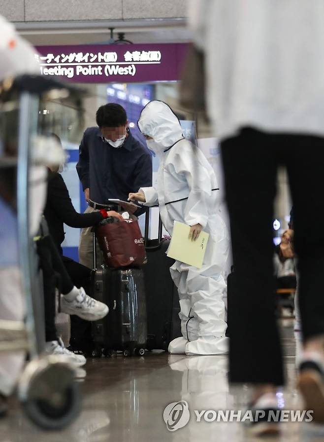 분주한 인천공항 해외입국자 전용대기소 (영종도=연합뉴스) 류영석 기자 = 해외 유입 코로나19 신규 확진자 수가 10명을 기록한 3일 오후 인천국제공항 1터미널에 마련된 해외입국자 전용대기소에서 관계자들이 업무를 보고 있다.      중앙방역대책본부에 따르면 이날 0시 기준 코로나19 신규 확진자 수는 총 13명으로, 이 중 해외 유입 사례가 10명, 국내 발생 사례가 3명으로 집계됐다. 2020.5.3 ondol@yna.co.kr