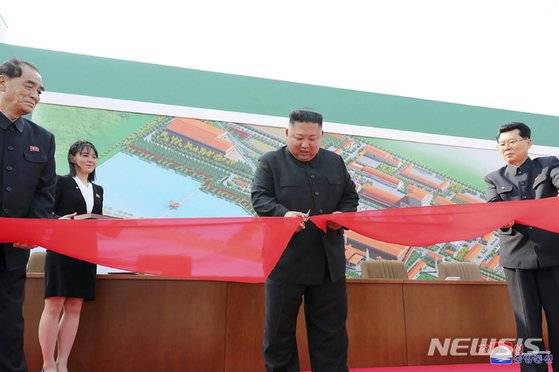 김정은 북한 국무위원장이 1일 평안남도 순천의 비료공장 준공식에 참석해 테이프를 자르고 있다. 지난달 11일 이후 20일 만의 대외 활동으로 건재를 과시했다. 옆에 동생 김여정 노동당 제1부부장이 보인다. [AP=뉴시스]