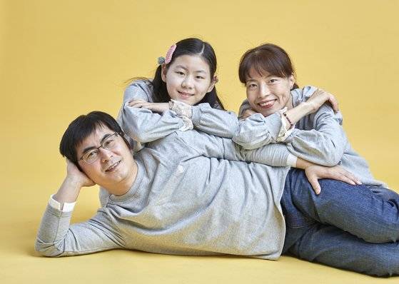 '가정의 달' 5월을 맞아 강규리 학생기자 가족이 가족 관계 진단에 나섰다. 환하게 웃으며 포즈를 취하고 있는 세 사람.