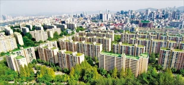강남 최고 부촌으로 꼽히는 압구정 신현대아파트 실거래가가 넉 달 새 4억원 가량 떨어졌다. /한경DB