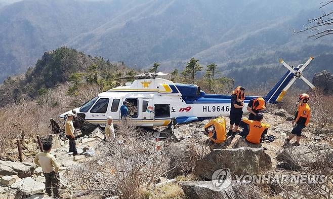 경남 산청 지리산 사고 헬기 (산청=연합뉴스) 지난 1일 오전 경남 산청군 지리산 천왕봉 인근에서 구조활동을 펼치던 헬기가 추락했다. 사진은 사고 헬기. [국립공원공단 지리산경남사무소 제공. 재판매 및 DB 금지]