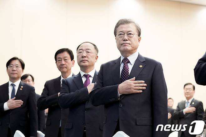 문재인 대통령이 12일 오전 부산에서 열린 국무회의에서 국민의례를 하고 있다. 왼쪽부터 성윤모 산업통상자원부 장관, 진영 행정안전부 장관, 홍남기 경제부총리 겸 기획재정부 장관, 문 대통령. (청와대 제공) 2019.11.12/뉴스1
