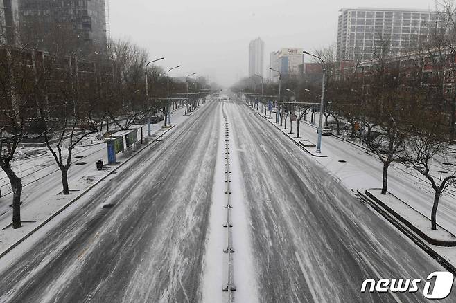 지난 2월 중국 베이징 시내가 텅 비어 있다. 코로나19 확산을 막기 위한 중국 정부의 초강력 조치들로 본토 전역의 도심과 공장들이 잇따라 봉쇄됨에 따라 중국 경제가 위축되고 있다는 우려가 나오고 있다. © AFP=뉴스1 © News1 정윤미 기자