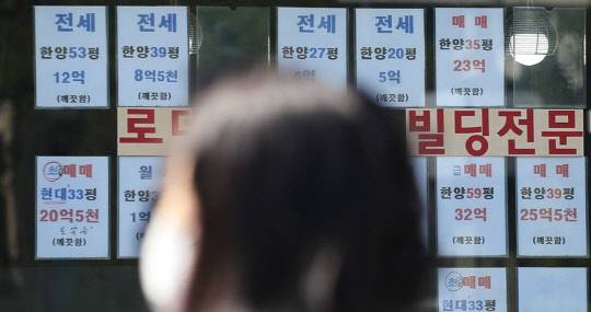 앞으로 신혼희망타운 등 수도권 공공택지 내 모든 아파트 의무 거주기간이 3년∼5년으로 강화된다. 사진은 부동산 공인중개업소 전경.<연합뉴스>