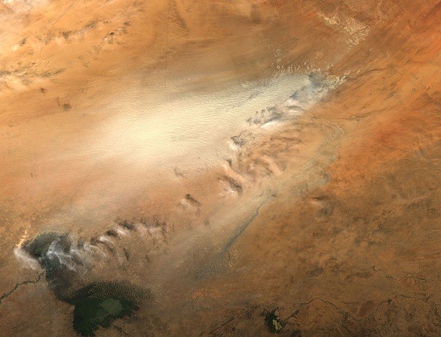 6000년 전 호수였다가 말라붙은 길이 500㎞, 폭 150㎞, 깊이 160m인 사하라 사막 남부의 보델레 함몰지 위성 사진. 연간 100일 동안 모래폭풍이 일어난다. 사진=미항공우주국(NASA)